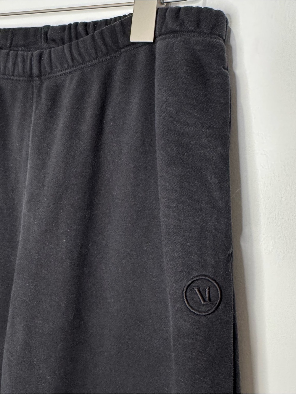 VUORI Women’s Black Sweatpant Joggers - Picture 4 of 16